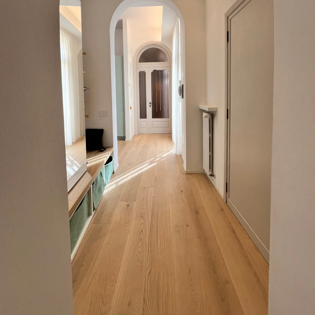 Corridoio casa con parquet