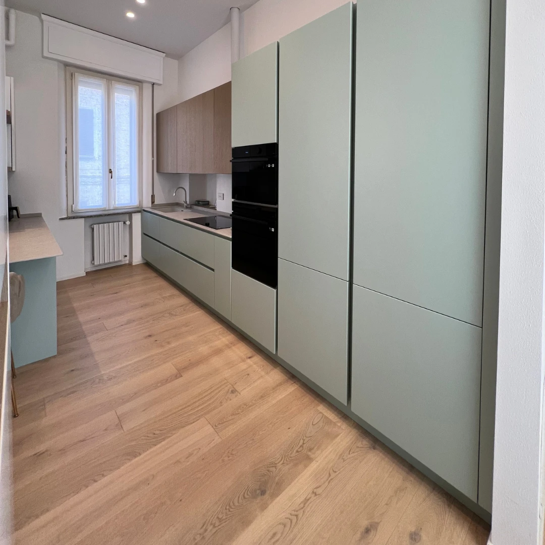 Cucina con pavimento in legno