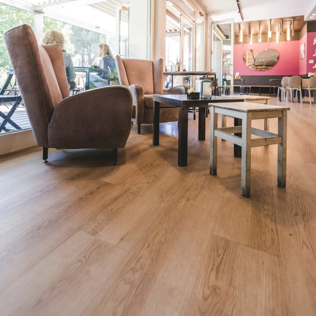Pavimento SPC effetto legno in un bar