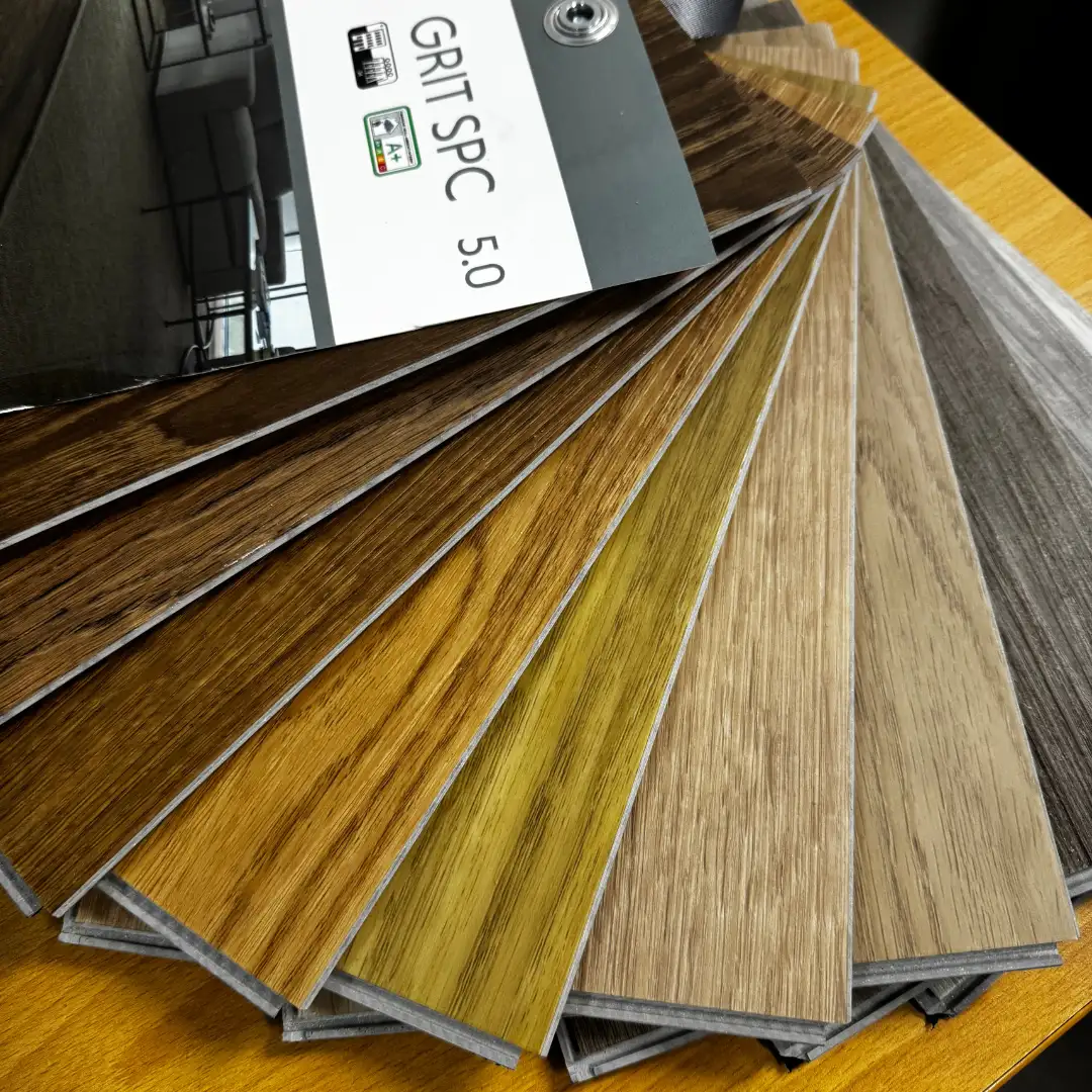 Campioni di pavimento SPC in diverse tonalità effetto legno