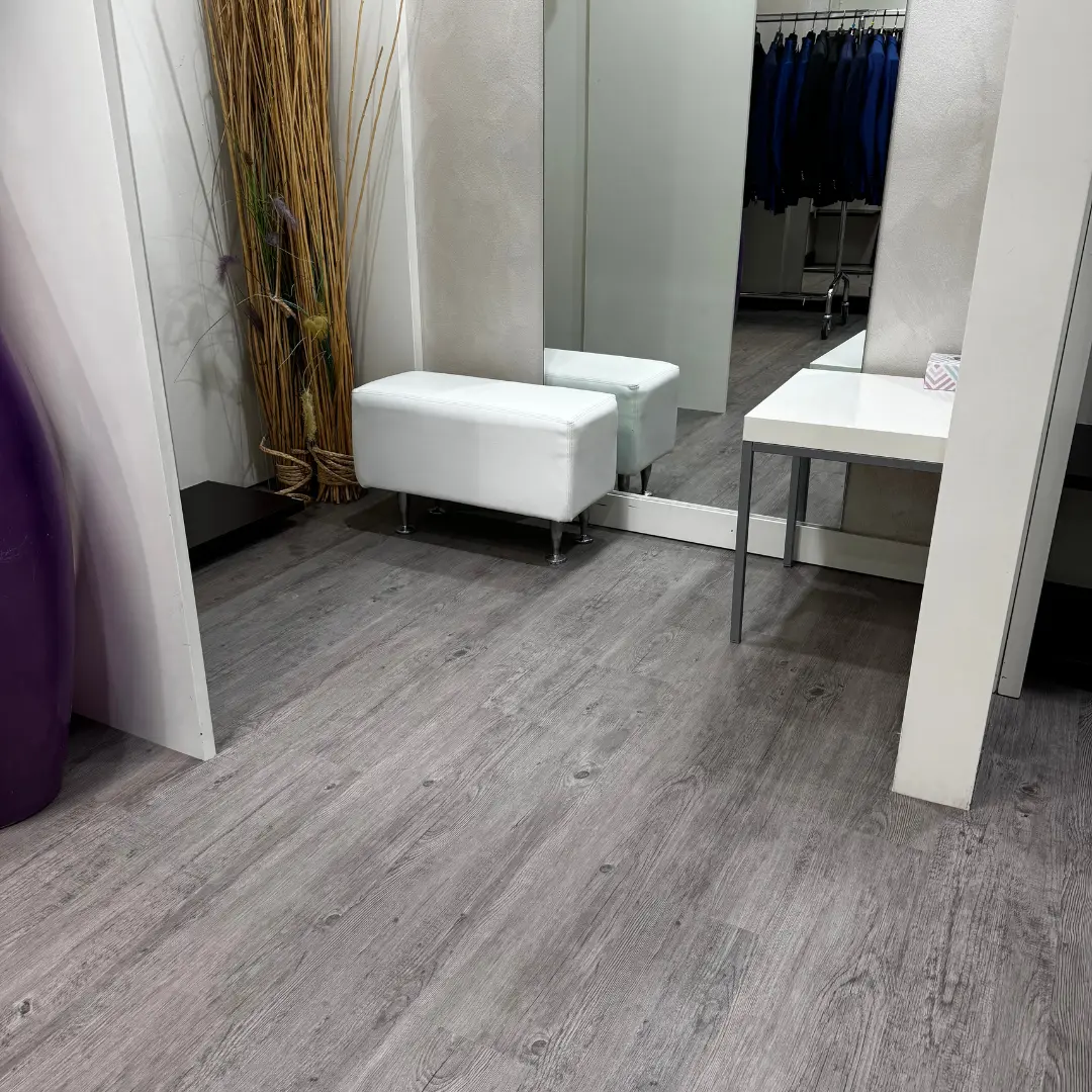 Pavimento SPC in un ambiente commerciale
