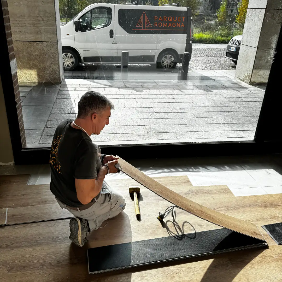 Lavorazione durante la posa di un pavimento SPC